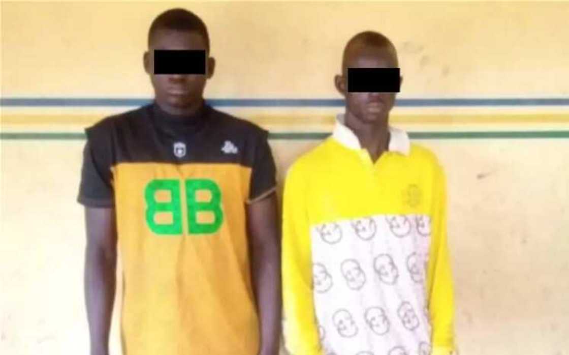 Yan sanda sun kama ɓarayin motar simintin Ɗangote. Yan sanda sun kama ɓarayin motar simintin Ɗangote.