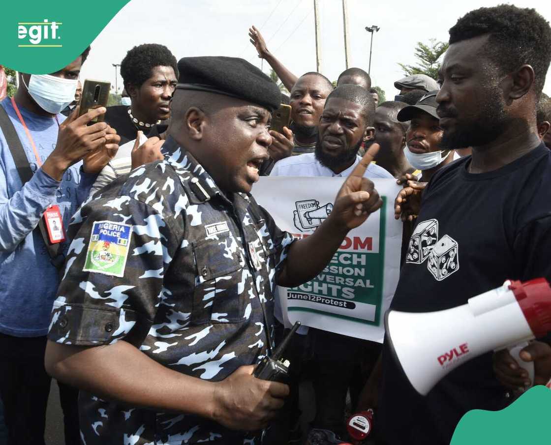 'Yan bindiga sun farmaki matasa suna tsaka da taron siyasa a Ribas 'Yan bindiga sun farmaki matasa suna tsaka da taron siyasa a Ribas