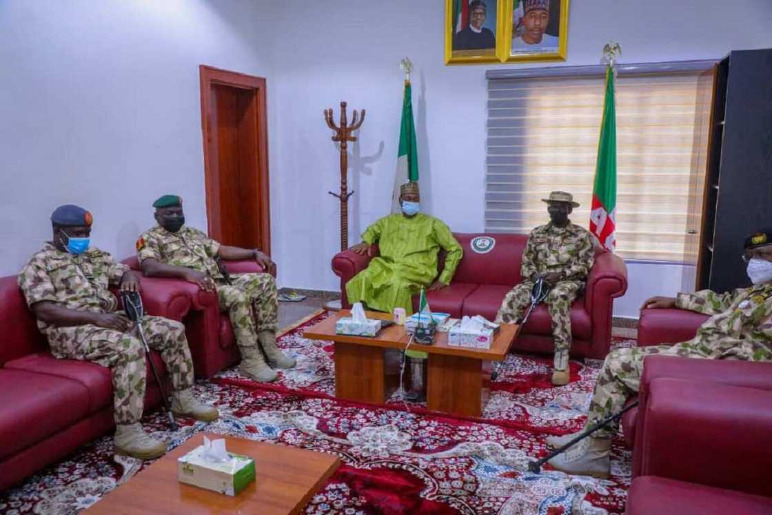 Hotunan ganawar Zulum ta farko da sabbin hafsoshin tsaro, ya mika manyan bukatu 3 Hotunan ganawar Zulum ta farko da sabbin hafsoshin tsaro, ya mika manyan bukatu 3