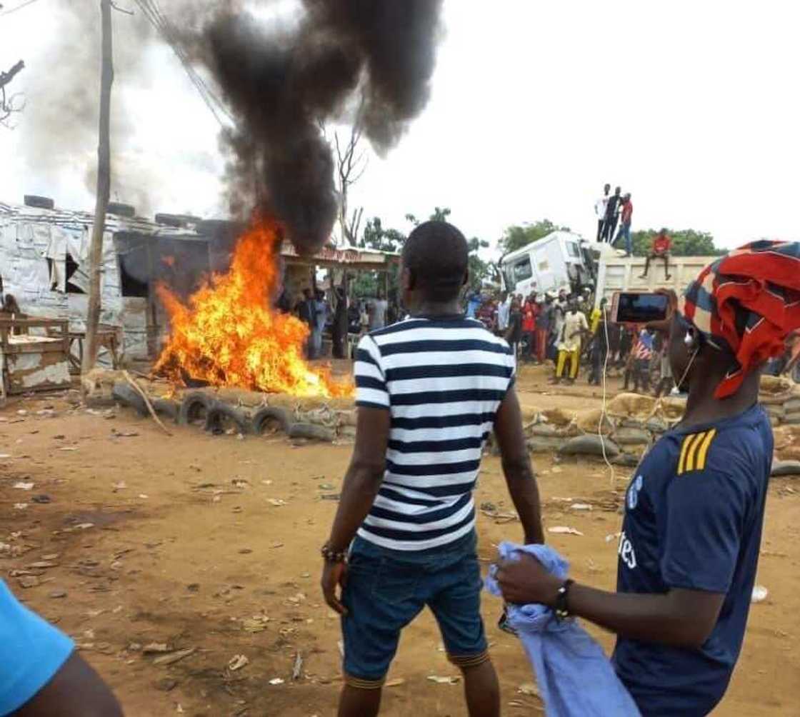 Yanzu-yanzu: Matasa sun kashe wani mutumi Musulmi kan zagin Manzon Allah (SAW) a Abuja Yanzu-yanzu: Matasa sun kashe wani mutumi Musulmi kan zagin Manzon Allah (SAW) a Abuja