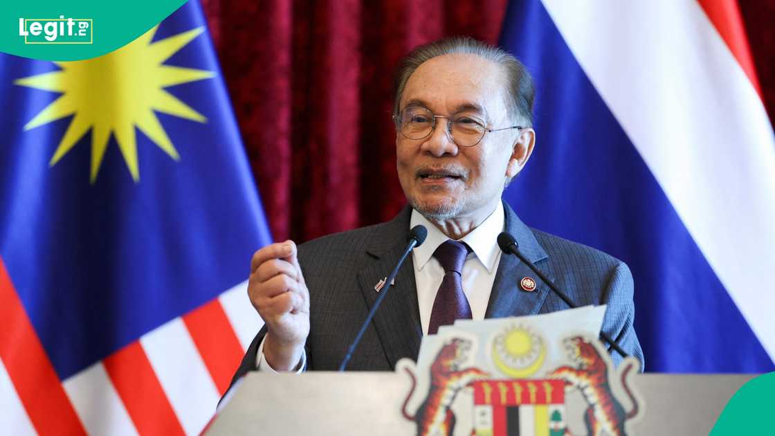 See amount foreign visitors must declare at customs on arrival in Malaysia See amount foreign visitors must declare at customs on arrival in Malaysia
