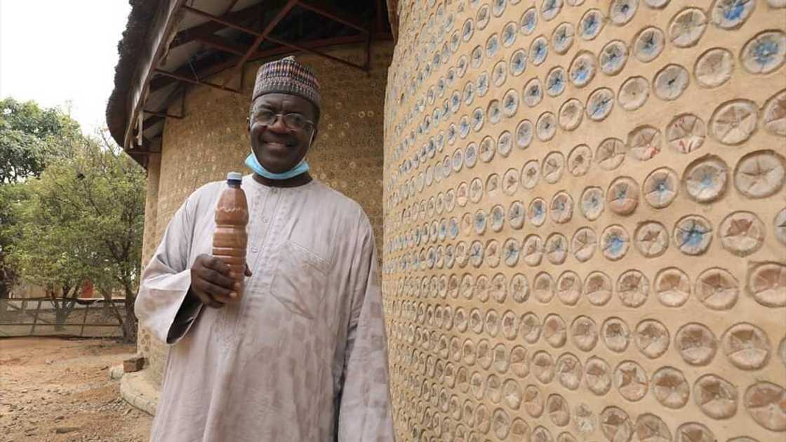 Tsadar Siminti ta sa wani dan Najeriya gina da robobin ruwa a Kaduna Tsadar Siminti ta sa wani dan Najeriya gina da robobin ruwa a Kaduna