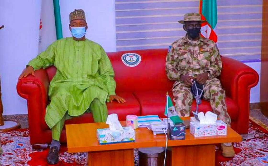 Hotunan ganawar Zulum ta farko da sabbin hafsoshin tsaro, ya mika manyan bukatu 3 Hotunan ganawar Zulum ta farko da sabbin hafsoshin tsaro, ya mika manyan bukatu 3