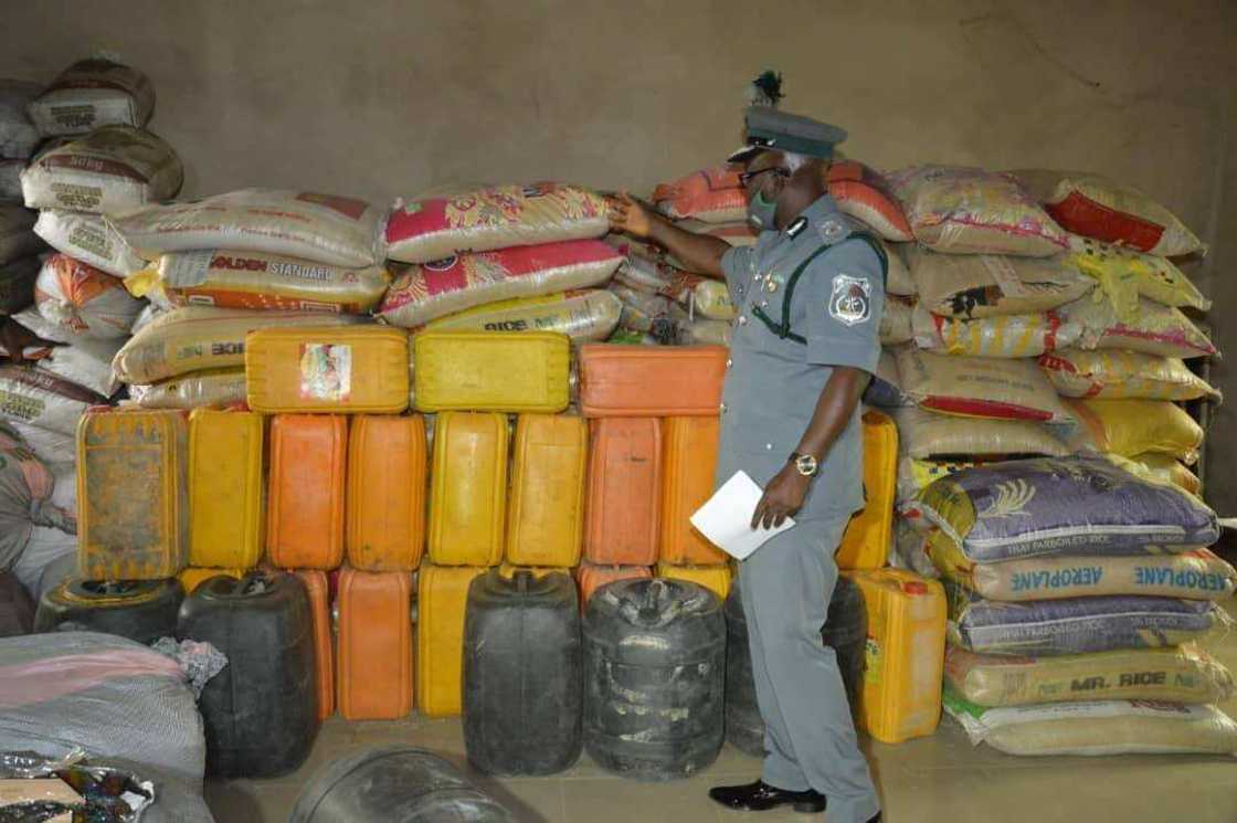 Rice smugglers, Nigeria Customs Service team, Nigeria police Rice smugglers, Nigeria Customs Service team, Nigeria police