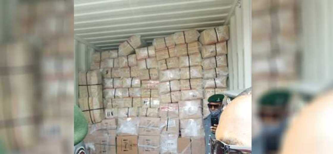 'Yan sanda sun kama kwantaina mai kafa 40 cike da tramol da kodin 'Yan sanda sun kama kwantaina mai kafa 40 cike da tramol da kodin