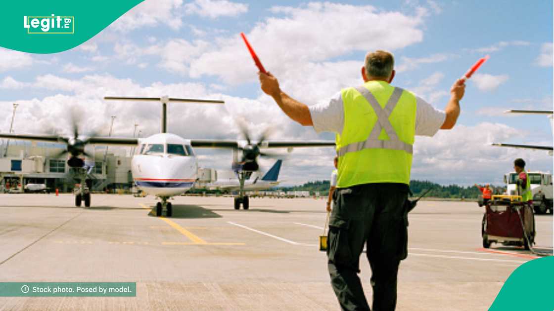 Lady displays note pilot gave her at airport and walked away Lady displays note pilot gave her at airport and walked away