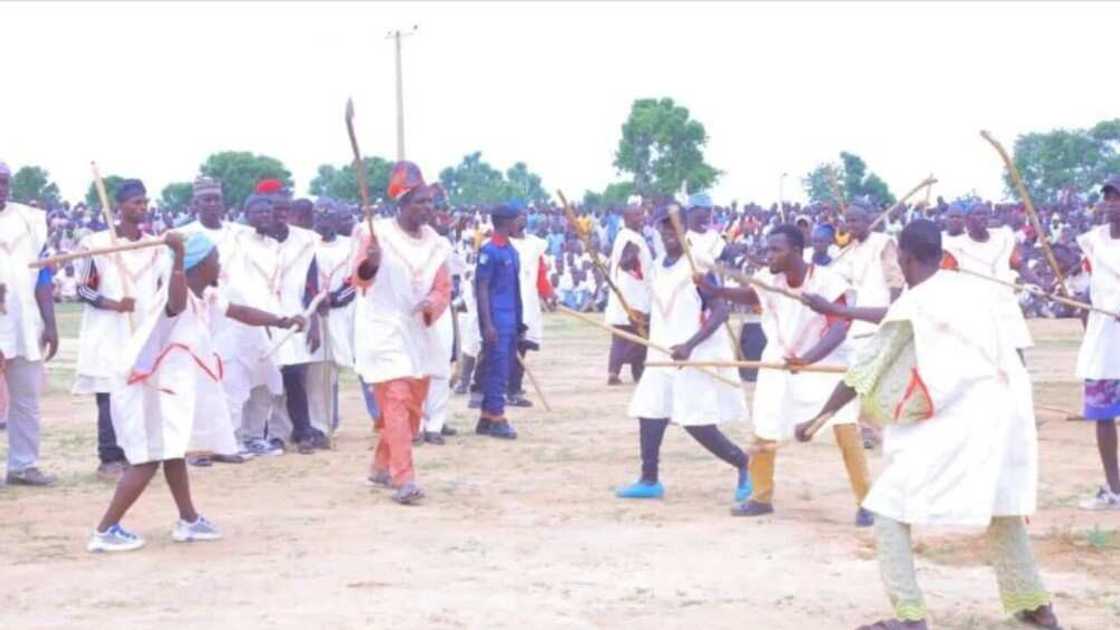 Gwamna Zulum ya zabi mazajen mafarauta 1000 domin kare manoma daga 'yan Boko Haram Gwamna Zulum ya zabi mazajen mafarauta 1000 domin kare manoma daga 'yan Boko Haram