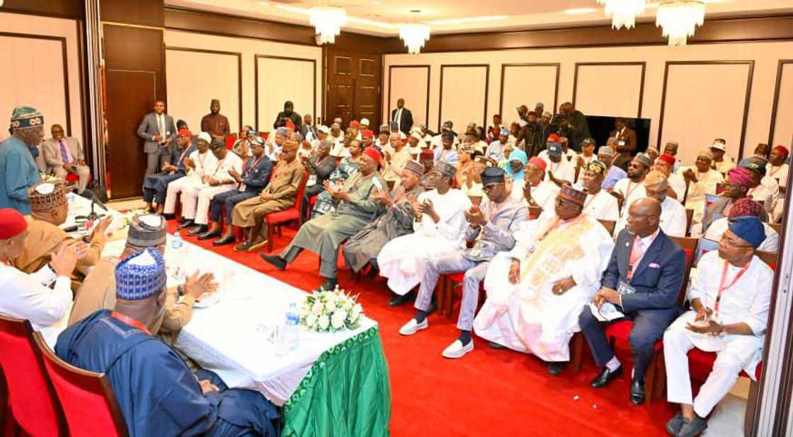 Bola Tinubu da 'yan APC a fadar shugaban kasa Bola Tinubu da 'yan APC a fadar shugaban kasa