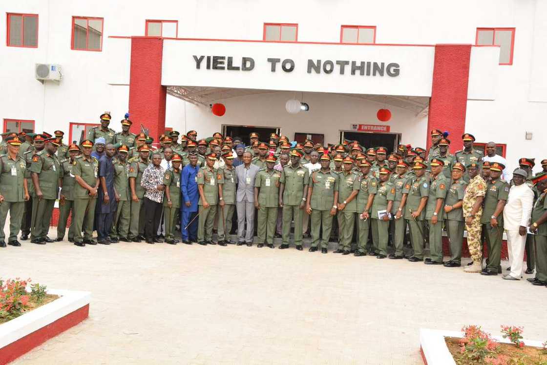 Buratai ya kaddamar da sabon katafaren ginin makaranta a hedikwatar soji a Jaji (Hotuna) Buratai ya kaddamar da sabon katafaren ginin makaranta a hedikwatar soji a Jaji (Hotuna)