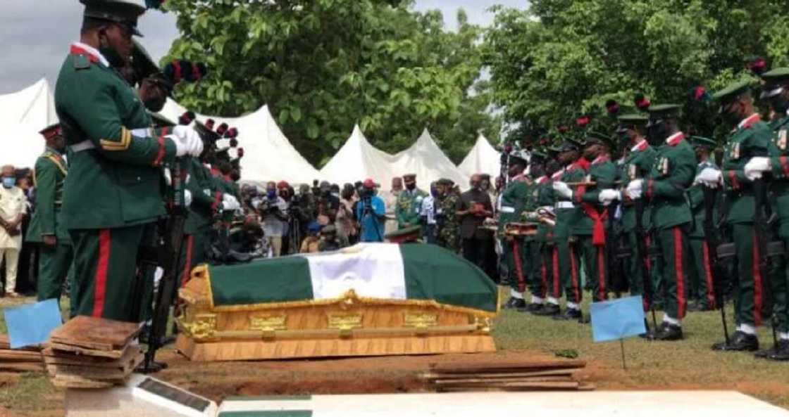 Mutuwar Attahiru da sauran sojoji: Buhari yayi umarnin sauke tutoci na kwanaki 3 Mutuwar Attahiru da sauran sojoji: Buhari yayi umarnin sauke tutoci na kwanaki 3