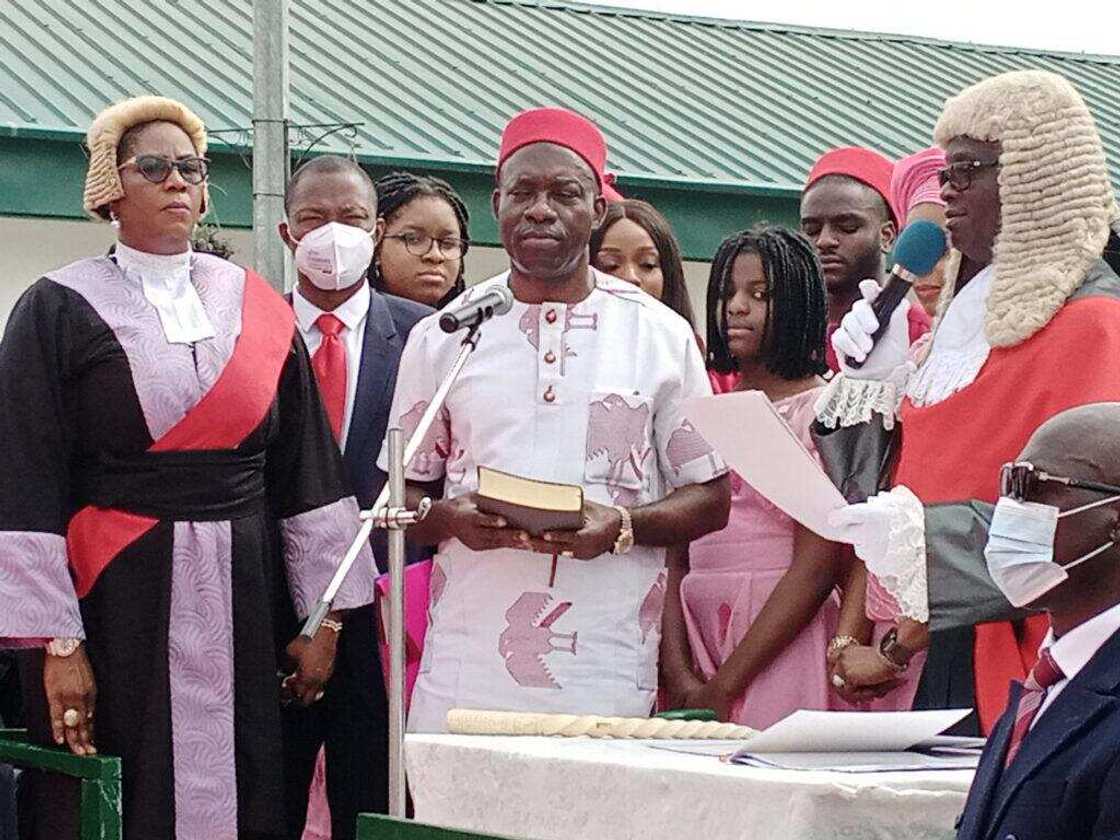 So sweet! Professor Soludo makes history, eats three local delicacies to celebrate his swearing-in So sweet! Professor Soludo makes history, eats three local delicacies to celebrate his swearing-in