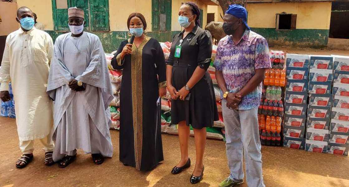 EidelKabir: Gov Ugwuanyi Presents Sallah Gifts to Muslims in Enugu EidelKabir: Gov Ugwuanyi Presents Sallah Gifts to Muslims in Enugu