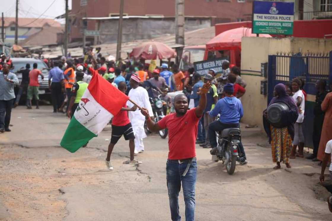 Kwankwaso yayin girgiza magoya baya a unguwar Agage da ke jihar Legas Kwankwaso yayin girgiza magoya baya a unguwar Agage da ke jihar Legas