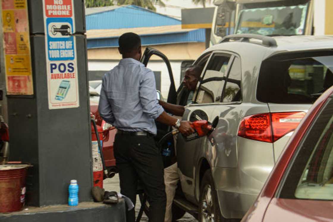 Ana zuba man fetur a gidan mai Ana zuba man fetur a gidan mai