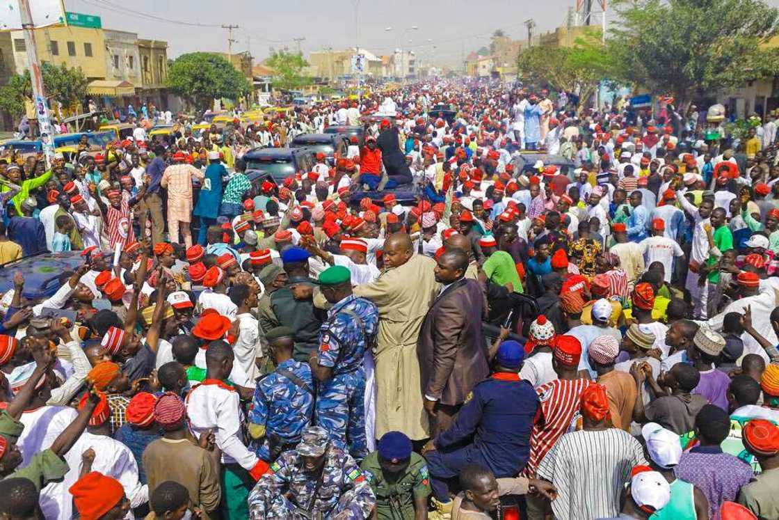 Tawagar Atiku akan hanyar kai ziyarar ban girma fadar Mai Martaba Sarkin Kano Muhammadu Sanusi II Tawagar Atiku akan hanyar kai ziyarar ban girma fadar Mai Martaba Sarkin Kano Muhammadu Sanusi II