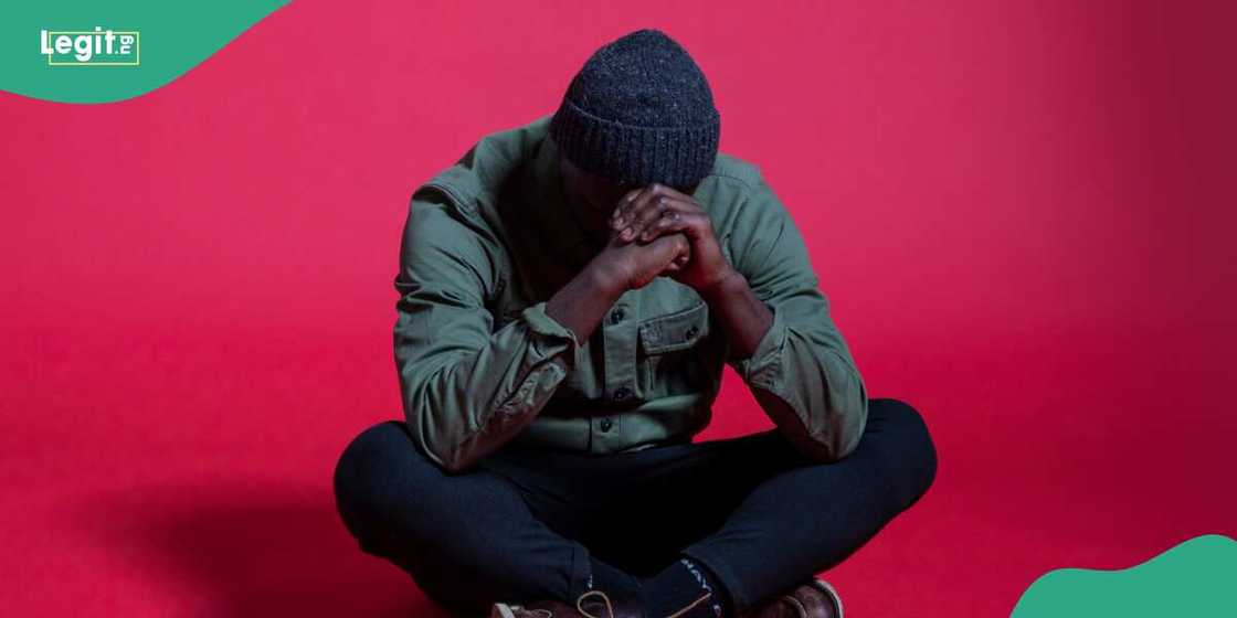 Trending video shows man on high mast protesting the hardship Nigerians are facing Trending video shows man on high mast protesting the hardship Nigerians are facing