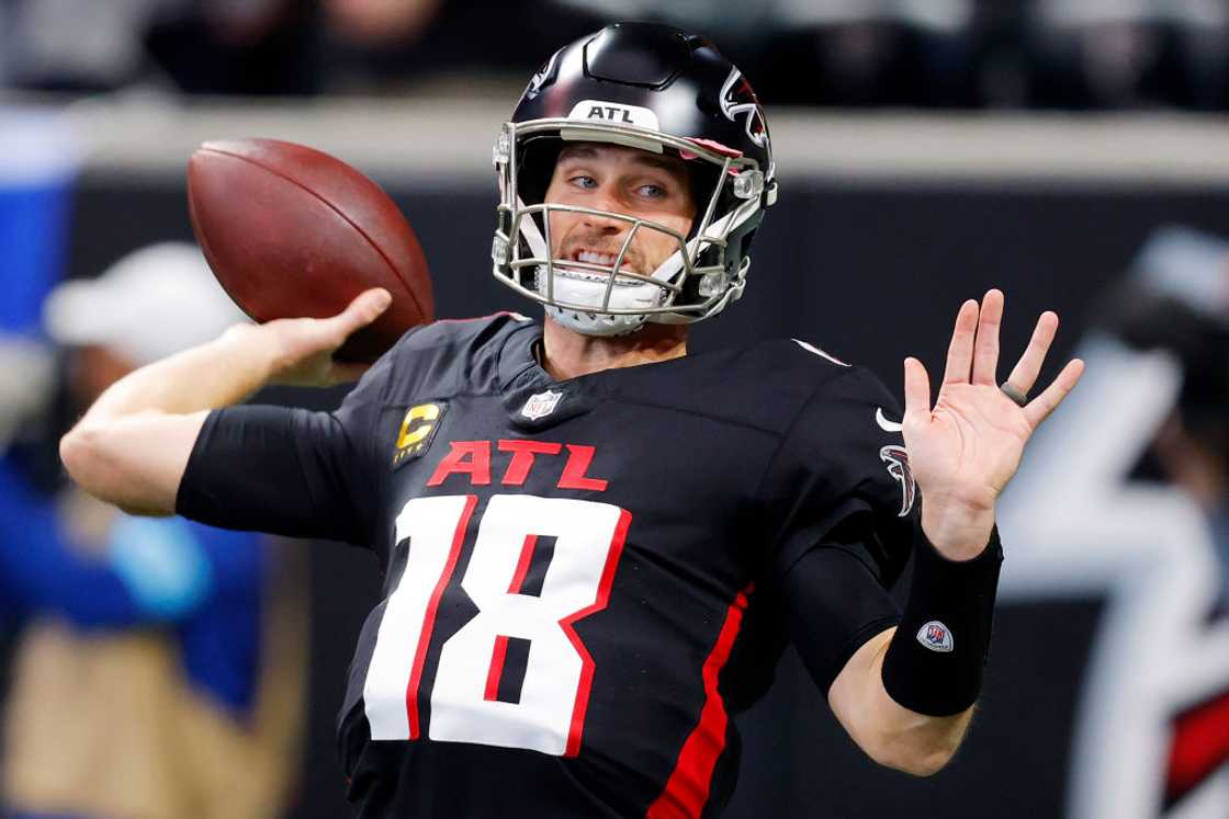 Kirk Cousins #18 of the Atlanta Falcons throwing the ball during warm up at Mercedes-Benz Stadium Kirk Cousins #18 of the Atlanta Falcons throwing the ball during warm up at Mercedes-Benz Stadium