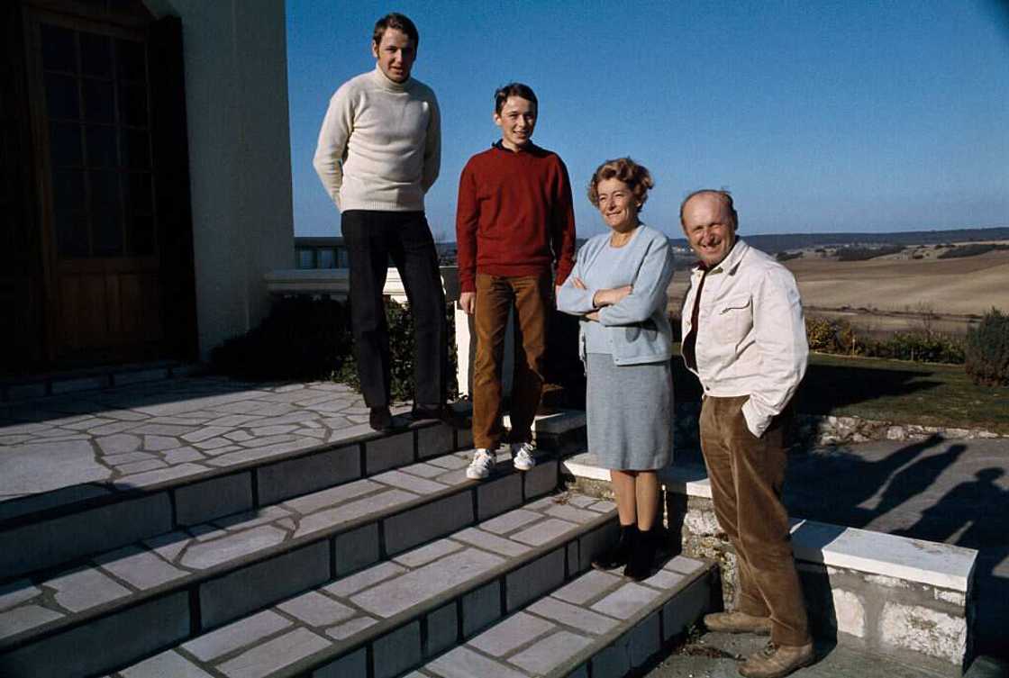 L'acteur français Bourvil (à droite) avec (de gauche à droite) son fils Dominique, âgé de 18 ans, son fils Philippe, âgé de 15 ans et sa femme Jeanne à Montainville, Yvelines, France.