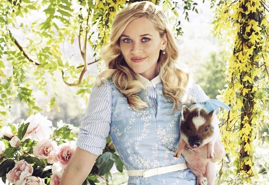 Reese Witherspoon poses outdoors for a photo shoot. Reese Witherspoon poses outdoors for a photo shoot.