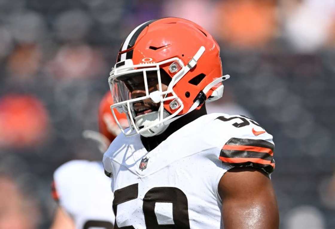 Winston Reid warms up at Cleveland Browns Stadium