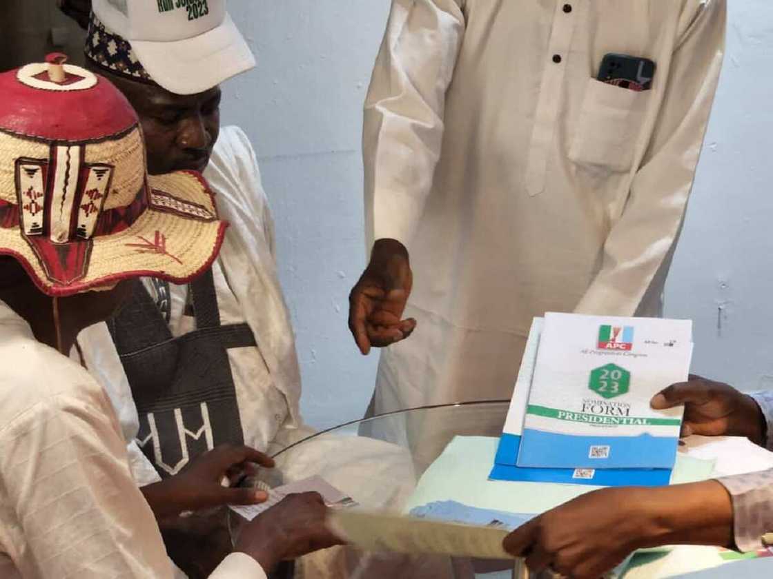 Yanzu-Yanzu: Kungiyar Fulani Ta Siya Wa Jonathan Fom Ɗin Takarar Shugaban Ƙasa Yanzu-Yanzu: Kungiyar Fulani Ta Siya Wa Jonathan Fom Ɗin Takarar Shugaban Ƙasa