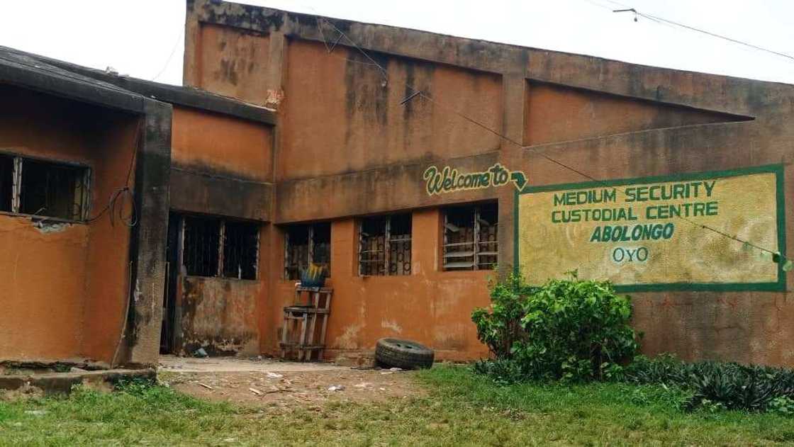 Harin Oyo: Hukumar Gidajen Yari ta bayyana adadin Fursunonin da suka gudu da wadanda aka damko Harin Oyo: Hukumar Gidajen Yari ta bayyana adadin Fursunonin da suka gudu da wadanda aka damko