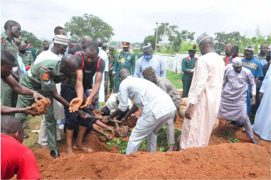 Yanzu-Yanzu: An Yi Jana'izar Janar Na Sojan Nigeria Da Ƴan Bindiga Suka Kashe