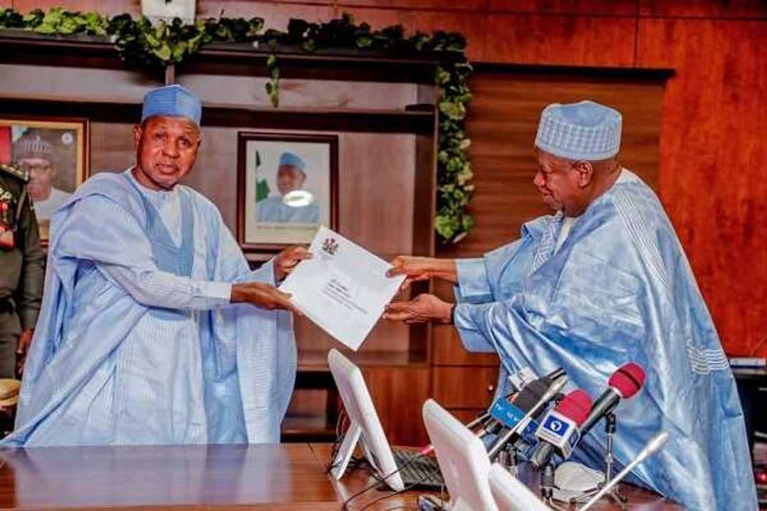 Gwamna Ganduje ya gwamgwaje yan kasuwar Jihar Katsina da Gudummuwar Kuɗi Miliyan N20m Gwamna Ganduje ya gwamgwaje yan kasuwar Jihar Katsina da Gudummuwar Kuɗi Miliyan N20m