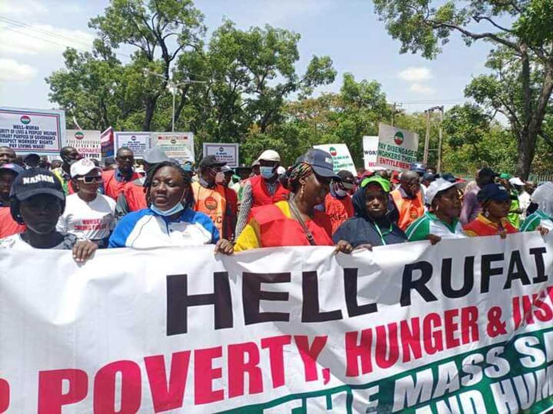 Yajin Aiki: An Kulle Sakatariyar Gwamnatin Kaduna, Mambobin NLC Sun Mamaye Kan Hanyoyi Yajin Aiki: An Kulle Sakatariyar Gwamnatin Kaduna, Mambobin NLC Sun Mamaye Kan Hanyoyi