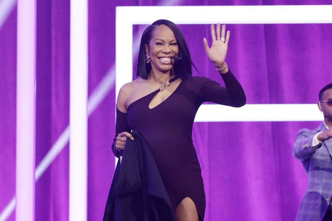 Sanya Richards-Ross in all black waves on stage at the Bravolebrity Shop-Off" Panel Sanya Richards-Ross in all black waves on stage at the Bravolebrity Shop-Off" Panel