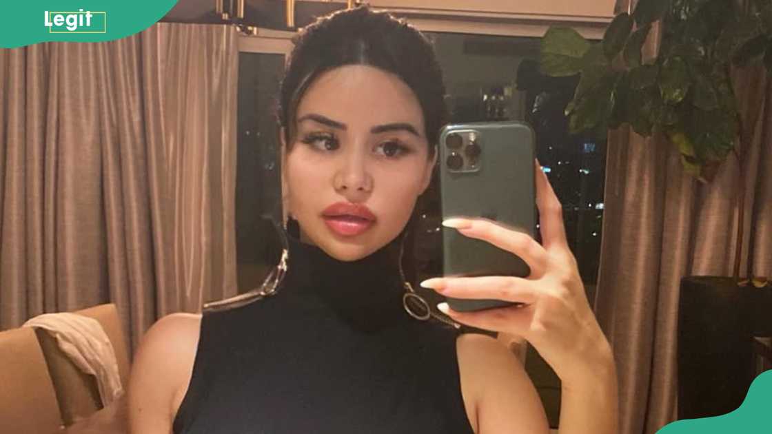 Rojean Kar takes a selfie