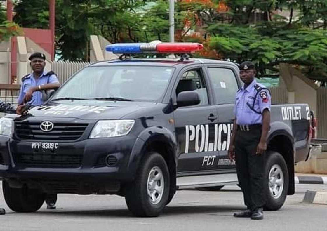 Mota ta ƙwace wa 'yan sanda sun banke wani abokin aikinsu ɗan sanda a babur ya mutu