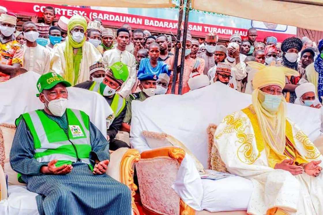 Gwamnan Kano tare Sarkin Bichi yayin kaddamar da shirin a garin Bichi Gwamnan Kano tare Sarkin Bichi yayin kaddamar da shirin a garin Bichi