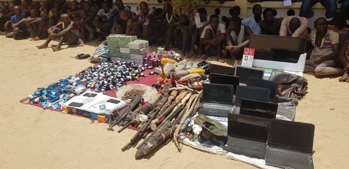 Rundunar 'yan sanda tayi bajakolin kayan laifi da masu laifi da 'yan ta'adda fiye da 50 a Borno (Hotuna) Rundunar 'yan sanda tayi bajakolin kayan laifi da masu laifi da 'yan ta'adda fiye da 50 a Borno (Hotuna)