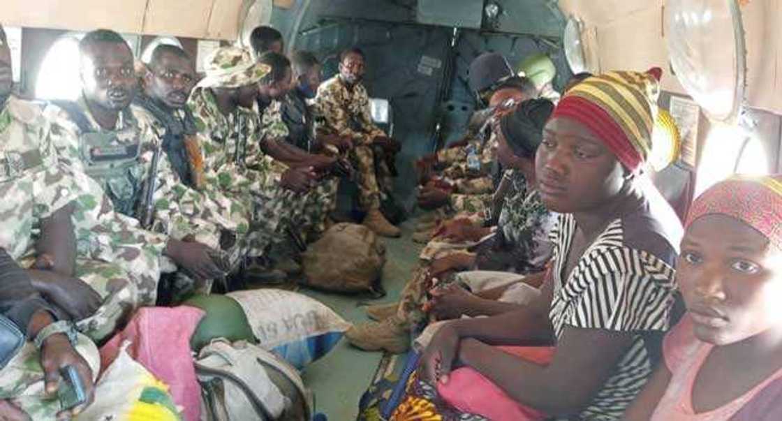 Allahu Akbar: Sojin Najeriya sun halaka 'yan Boko Haram/ ISWAP 27, sun ceto mata 6 Allahu Akbar: Sojin Najeriya sun halaka 'yan Boko Haram/ ISWAP 27, sun ceto mata 6