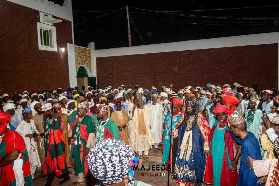 Sarki Sanusi II da fadawa a Kano Sarki Sanusi II da fadawa a Kano