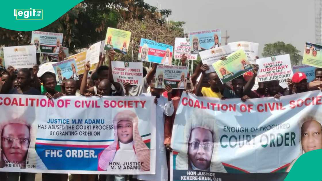 Masu zanga zanga sun dura kotun daukaka kara kan 'siyasantar da fannin shari'a' Masu zanga zanga sun dura kotun daukaka kara kan 'siyasantar da fannin shari'a'