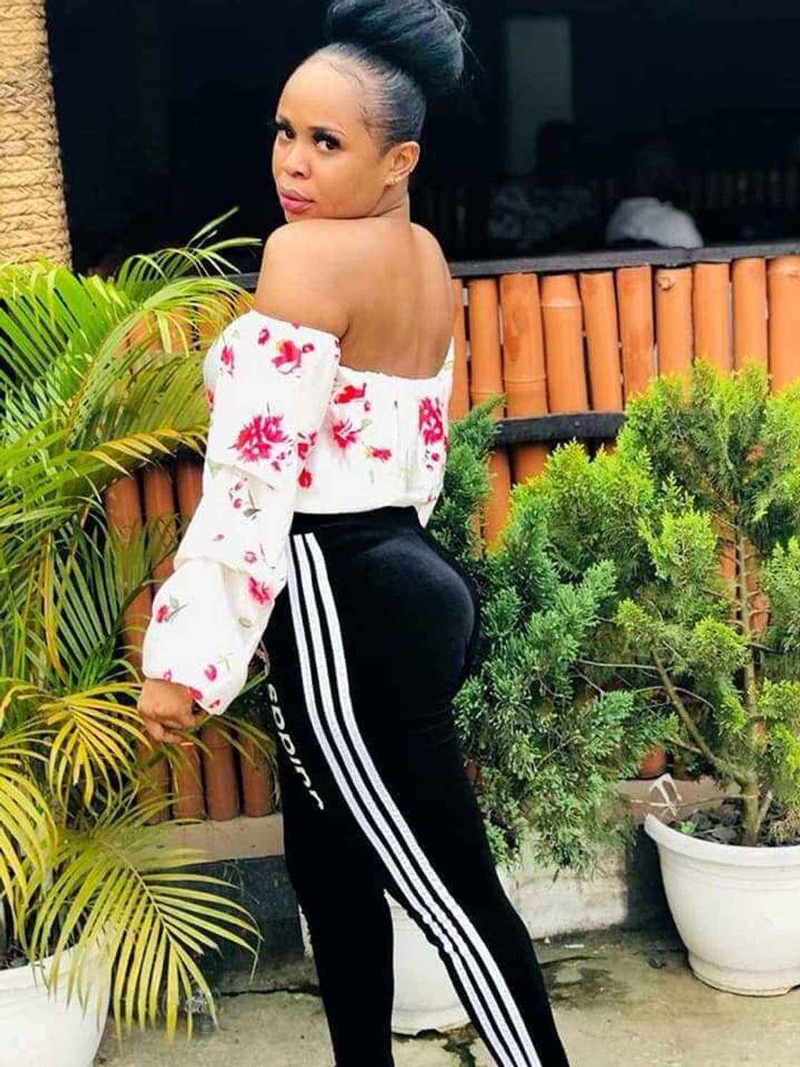 'Yar bautar kasa ta sha duka, an yi mata tumbur bayan kashe saurayin da ta kwana da shi (Hotuna) 'Yar bautar kasa ta sha duka, an yi mata tumbur bayan kashe saurayin da ta kwana da shi (Hotuna)