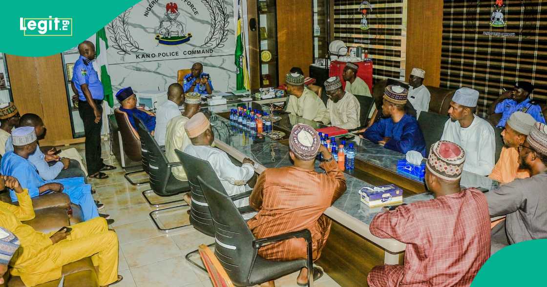 'Yan sanda yayin zama da Sheikh Lawal Triump a Kano 'Yan sanda yayin zama da Sheikh Lawal Triump a Kano