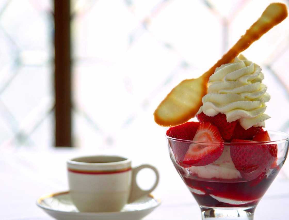 Strawberry Arnaud ice cream and a cup of coffee