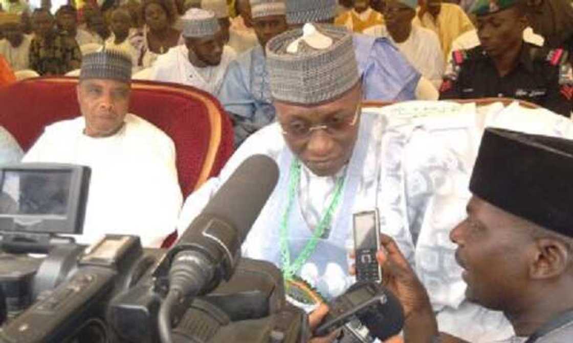 San barka: Wani dan siyasa kuma mashahurin dan kasuwa, ya sauke Al-Qur'ani mai girma San barka: Wani dan siyasa kuma mashahurin dan kasuwa, ya sauke Al-Qur'ani mai girma