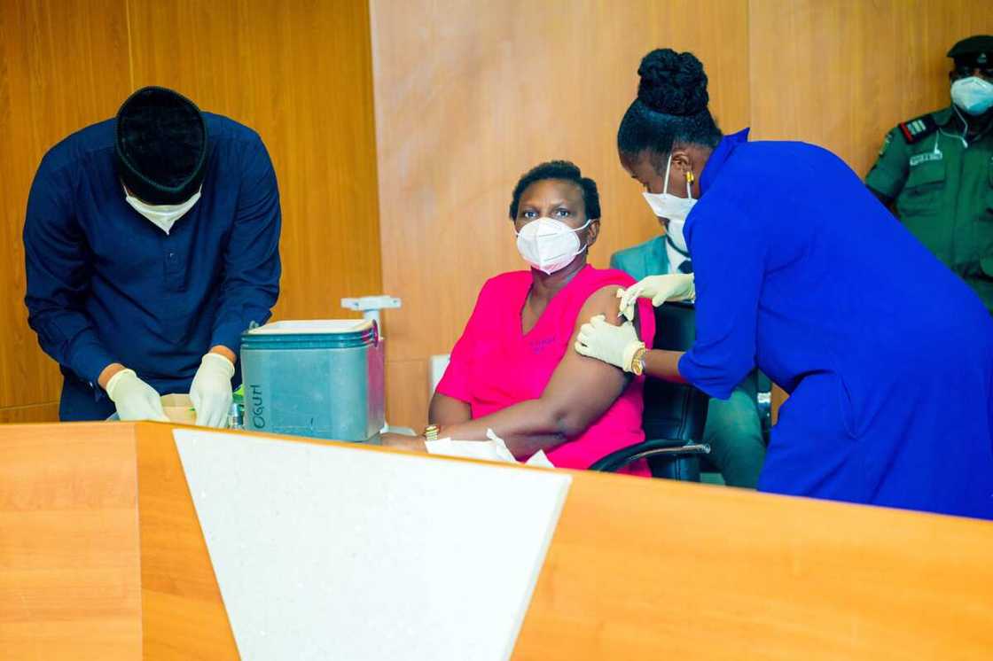 Yanzun nan: Gwamna Dapo Abiodun ya zama gwamna na farko da ya fara yin rigakafin Korona Yanzun nan: Gwamna Dapo Abiodun ya zama gwamna na farko da ya fara yin rigakafin Korona