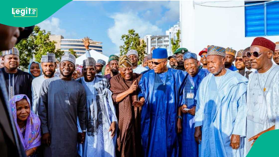 Rarara da yan fim tare da Kashim Shettima da Abdulaziz Yari