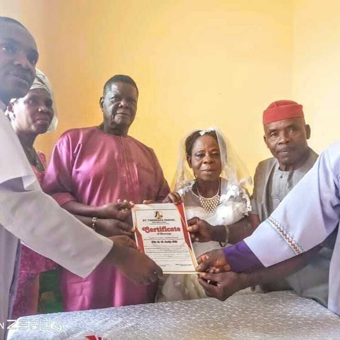 Tsohuwa yar shekara 60 ta yi aurenta na farko tare da burin ranta (hotuna) Tsohuwa yar shekara 60 ta yi aurenta na farko tare da burin ranta (hotuna)