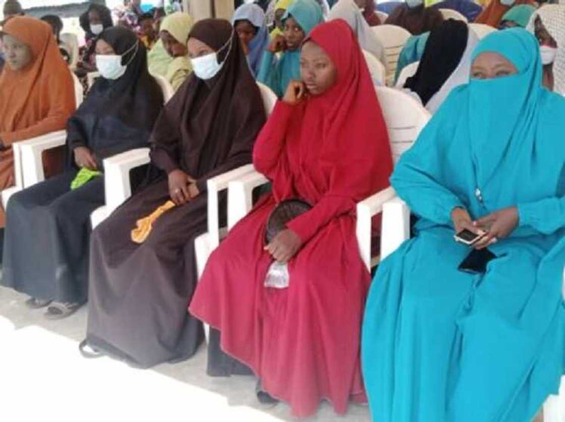 Kaduna: Hotunan Musulmai da suka halarci coci domin taya Kiristoci murnar Kirsimeti Kaduna: Hotunan Musulmai da suka halarci coci domin taya Kiristoci murnar Kirsimeti