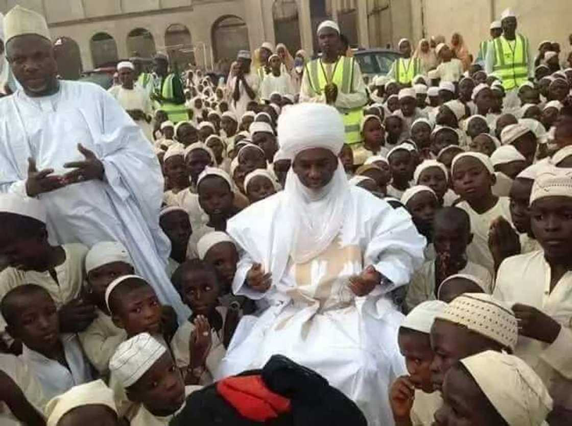 Wani mashahurin Sarki a yankin Arewa ya gina rantsatstsen asibiti ga jama’ansa Wani mashahurin Sarki a yankin Arewa ya gina rantsatstsen asibiti ga jama’ansa