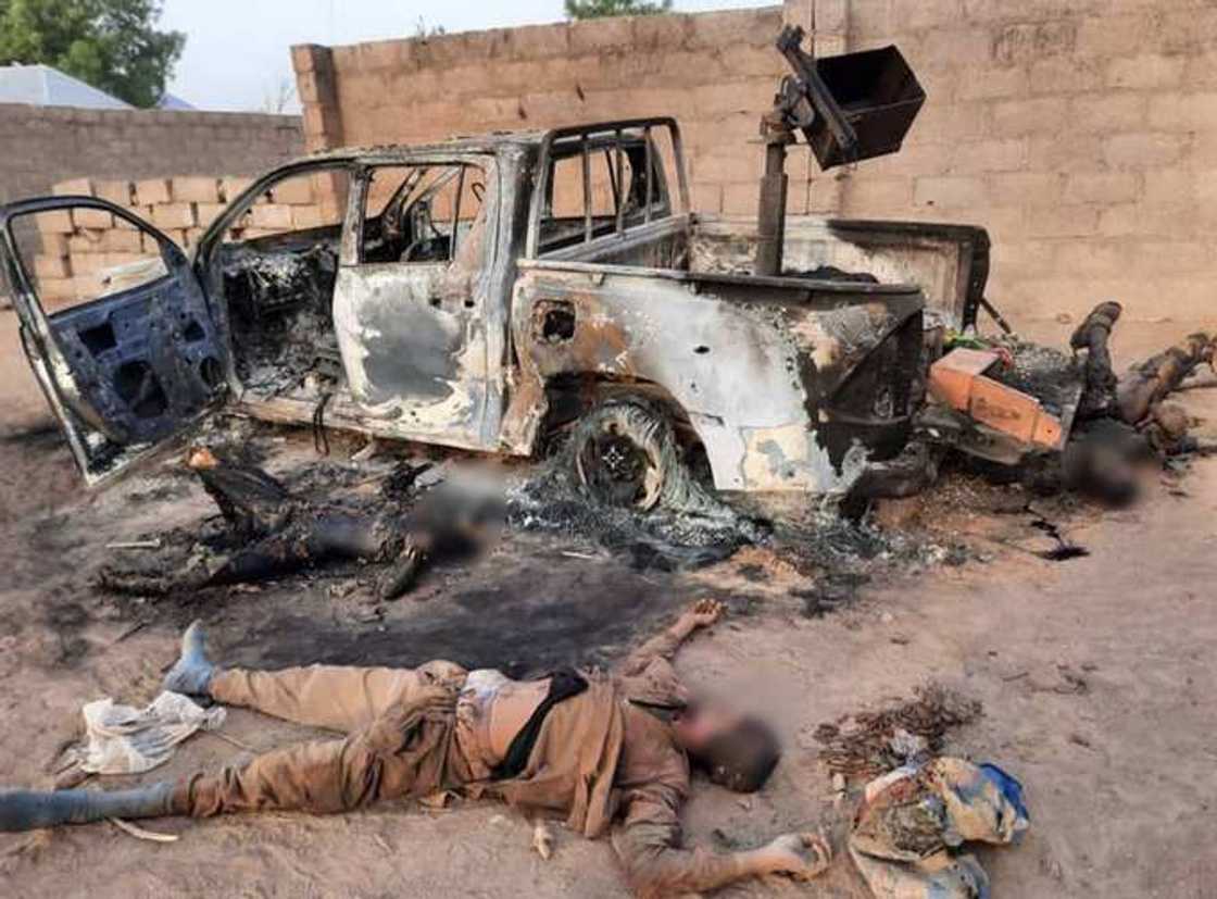 Sojojin Najeriya sun kashe 'yan Boko Haram fiye da 100 yayin wani gumurzu a Yobe (Hotuna) Sojojin Najeriya sun kashe 'yan Boko Haram fiye da 100 yayin wani gumurzu a Yobe (Hotuna)