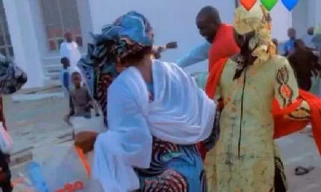 Bidiyon yadda aka ba hammata iska tsakanin uwargida da dangin amarya a filin biki, angon ma ya sha matsa