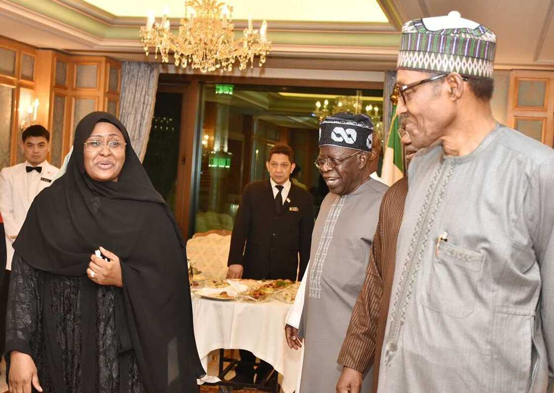 Buhari ya sha ruwa da Tinubu, Sultan, Sarkin Kazaure da wasu manya a Saudiyya Buhari ya sha ruwa da Tinubu, Sultan, Sarkin Kazaure da wasu manya a Saudiyya