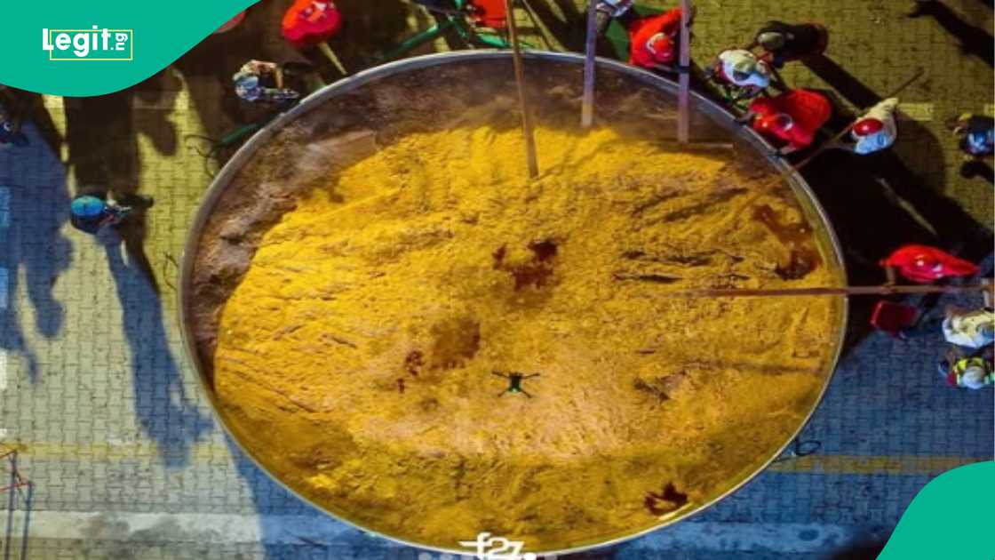 Hilda Baci cooks large pot of jollof rice. Hilda Baci cooks large pot of jollof rice.